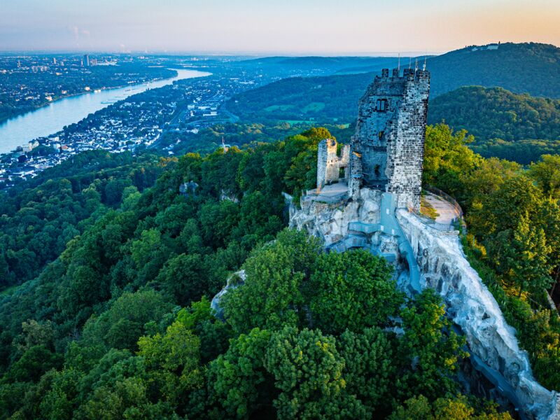 Burgruine Drachenfels mit einem sagenhaften Ausblick auf das Rheintal bis nach Bonn und Köln