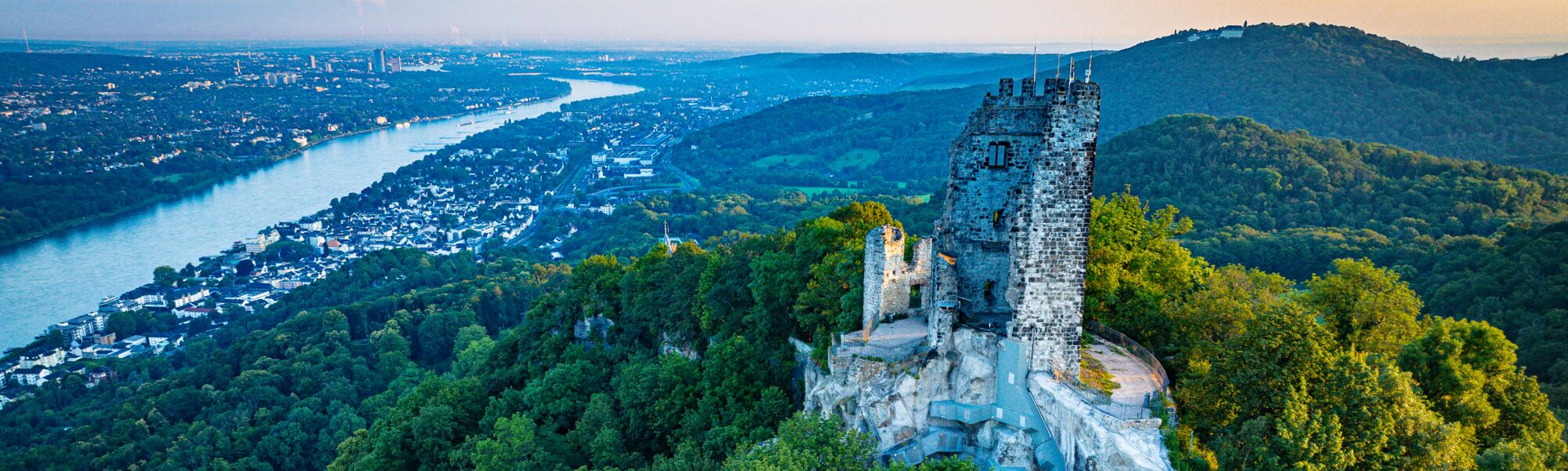 Burgruine Drachenfels mit einem sagenhaften Ausblick auf das Rheintal bis nach Bonn und Köln