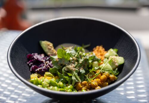 Detailaufnahem von der Bowl, Salat und Kichererbsen