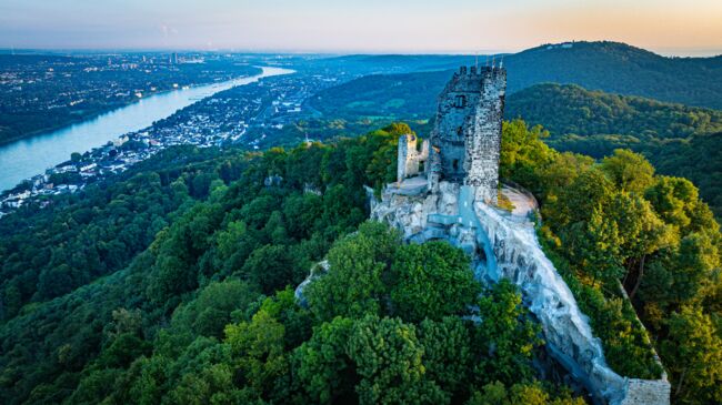 Burgruine Drachenfels mit einem sagenhaften Ausblick auf das Rheintal bis nach Bonn und Köln